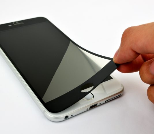 Apple iPhone 6S screen protector can heal scratches in seconds