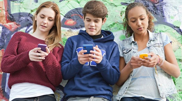 f Teens Addicted to Smartphones