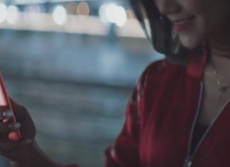 Meitu T8: Pros and cons of the “selfie phone” Woman wearing a red jacket and holding the Meitu T8