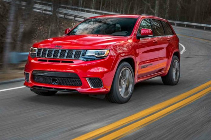 2018-Jeep-Grand-Cherokee-Trackhawk-front-three-quarter-in-motion 2018-Jeep-Grand-Cherokee-Trackhawk-front-three-quarter-in-motion