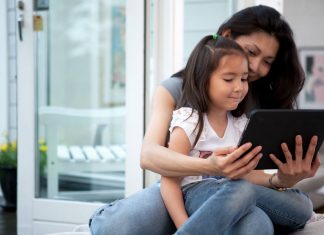 Best gifts for tech moms – Mother’s day 2017 Mother and daughter using a tablet